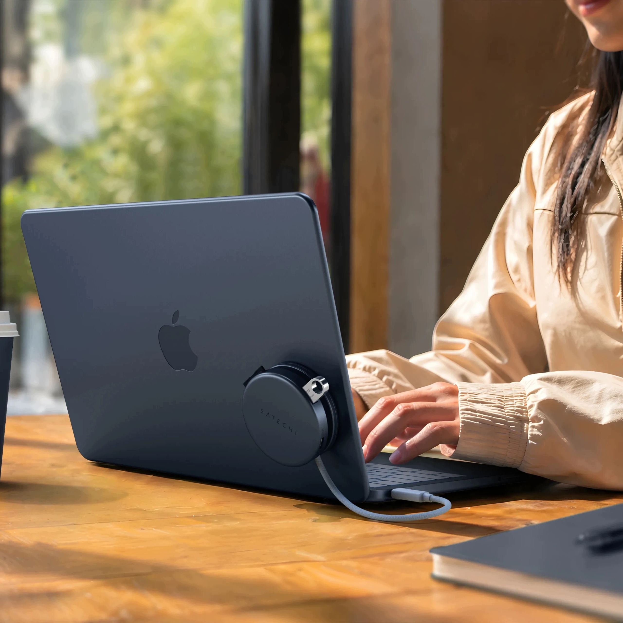 Magnetyczne mocowanie i zintegrowany przewód USB-C