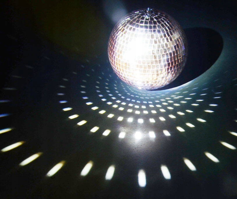 Efektowne oświetlenie dzięki lustrzanym powierzchniom