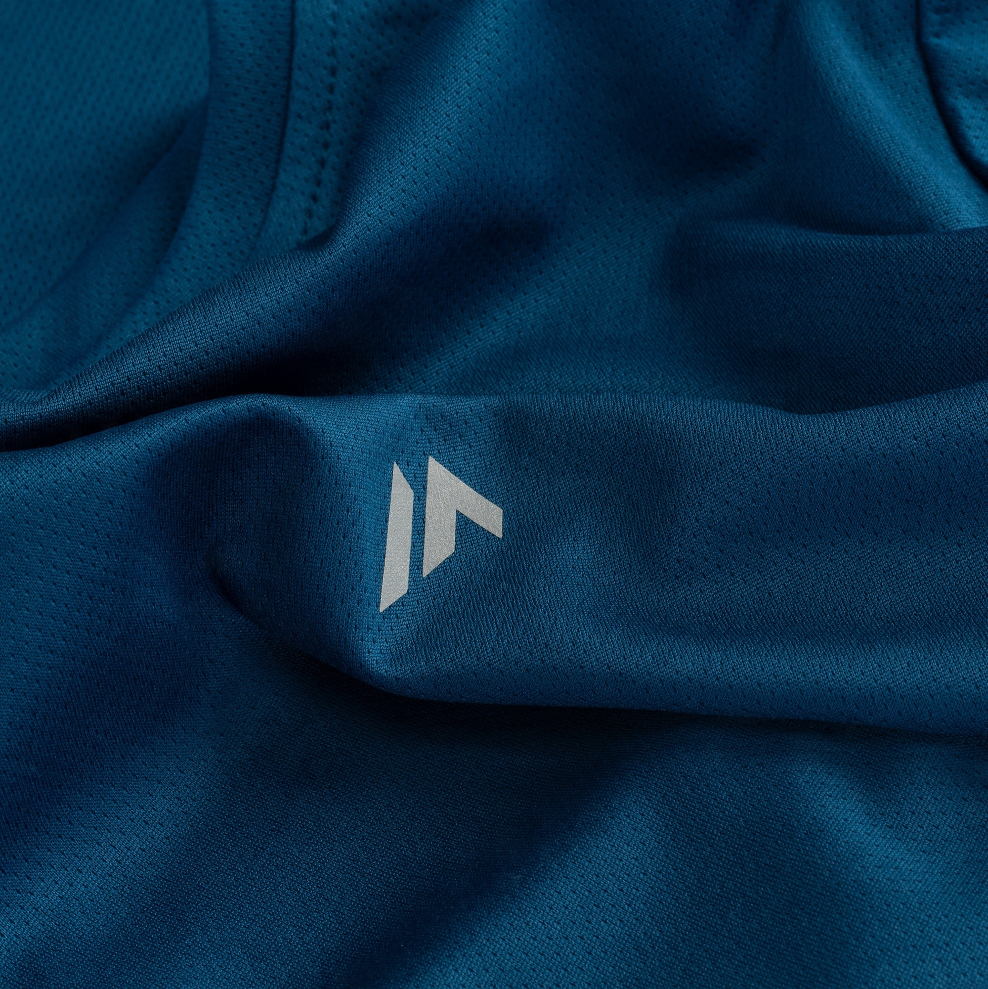 Stylowy design z delikatnym logo