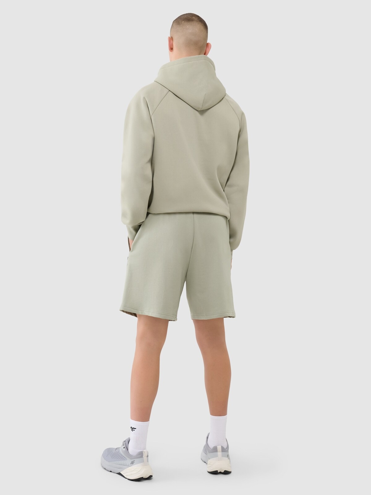 Uniwersalny Oliwkowy Kolor – Łatwe Zestawienie z Innymi Elementami Garderoby