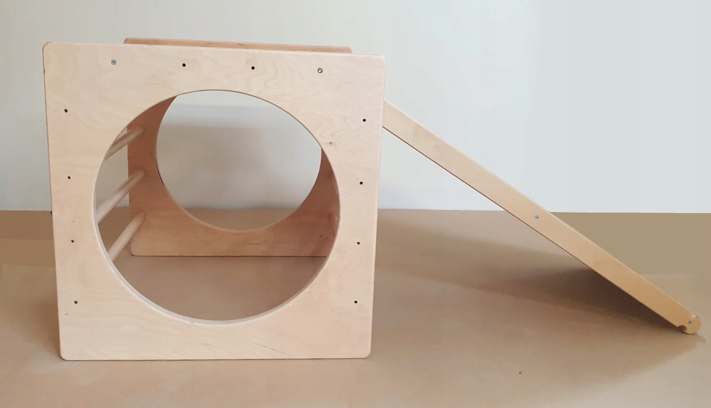 Elementy zestawu: kostka wspinaczkowa i szczeble z drewna