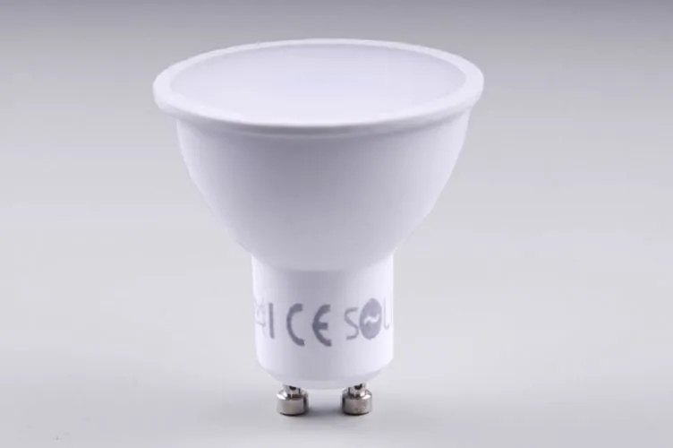 Estetyczny design z mlecznym szkłem i reflektorem