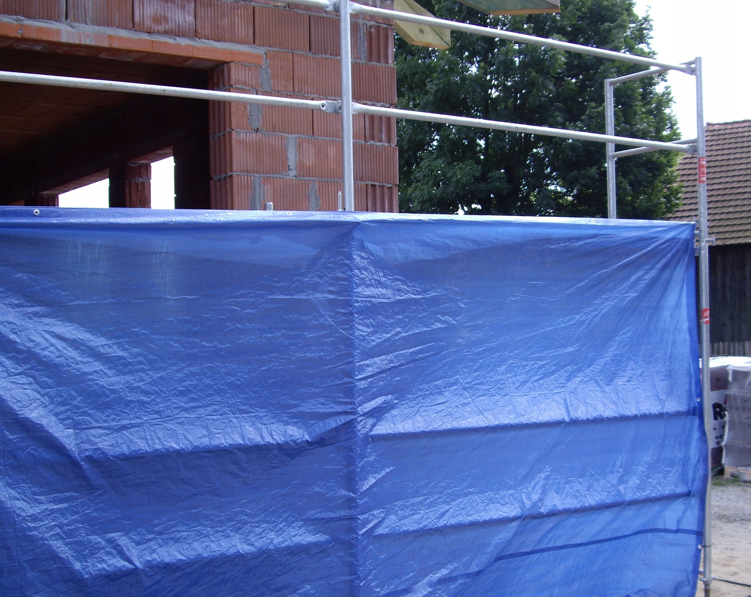 Uniwersalne zastosowanie plandeki w domu i ogrodzie