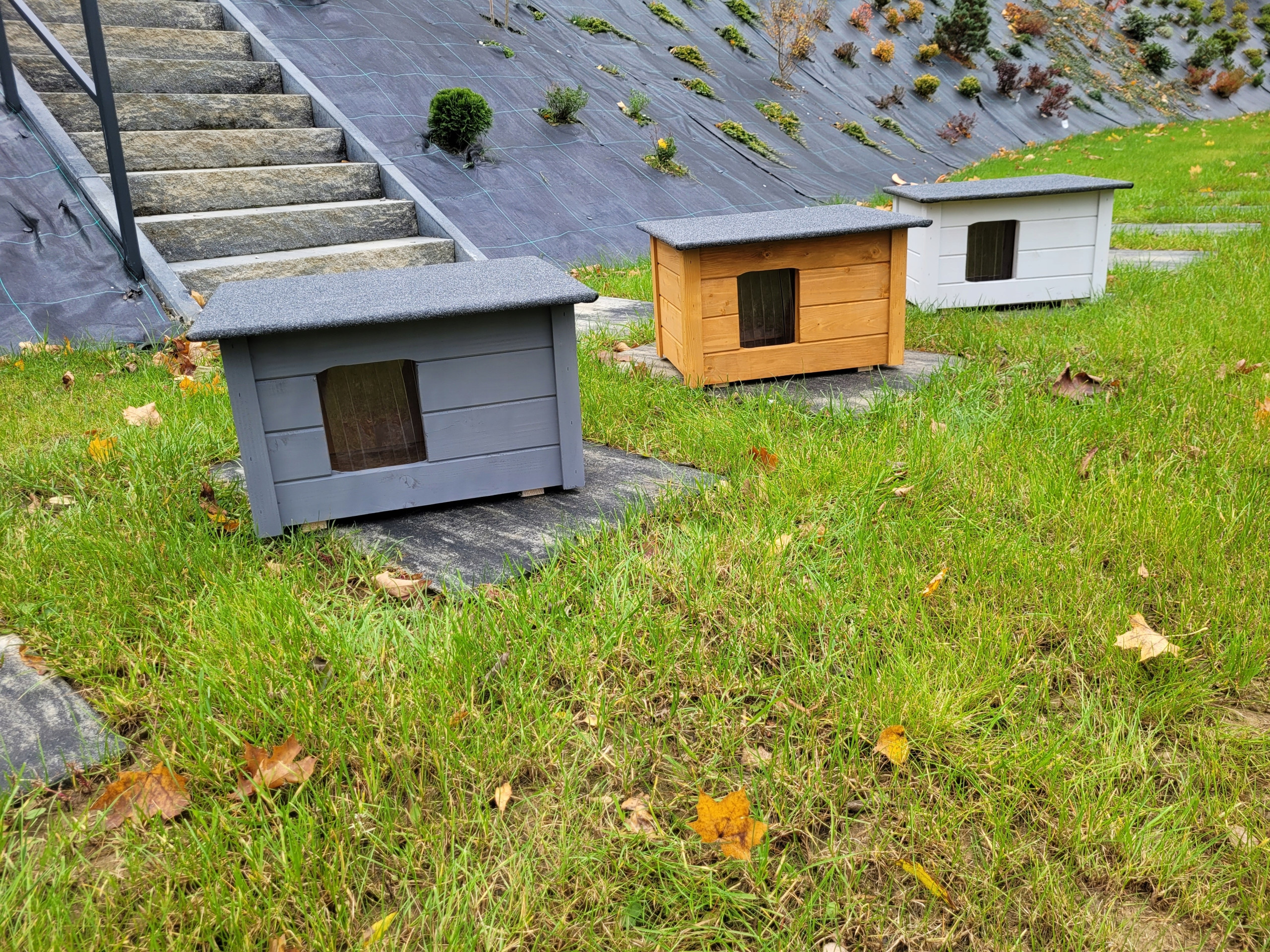 Buda dla małego psa i kota ocieplana dwuspadowa Woodok – Komfortowe schronienie dla Twojego pupila