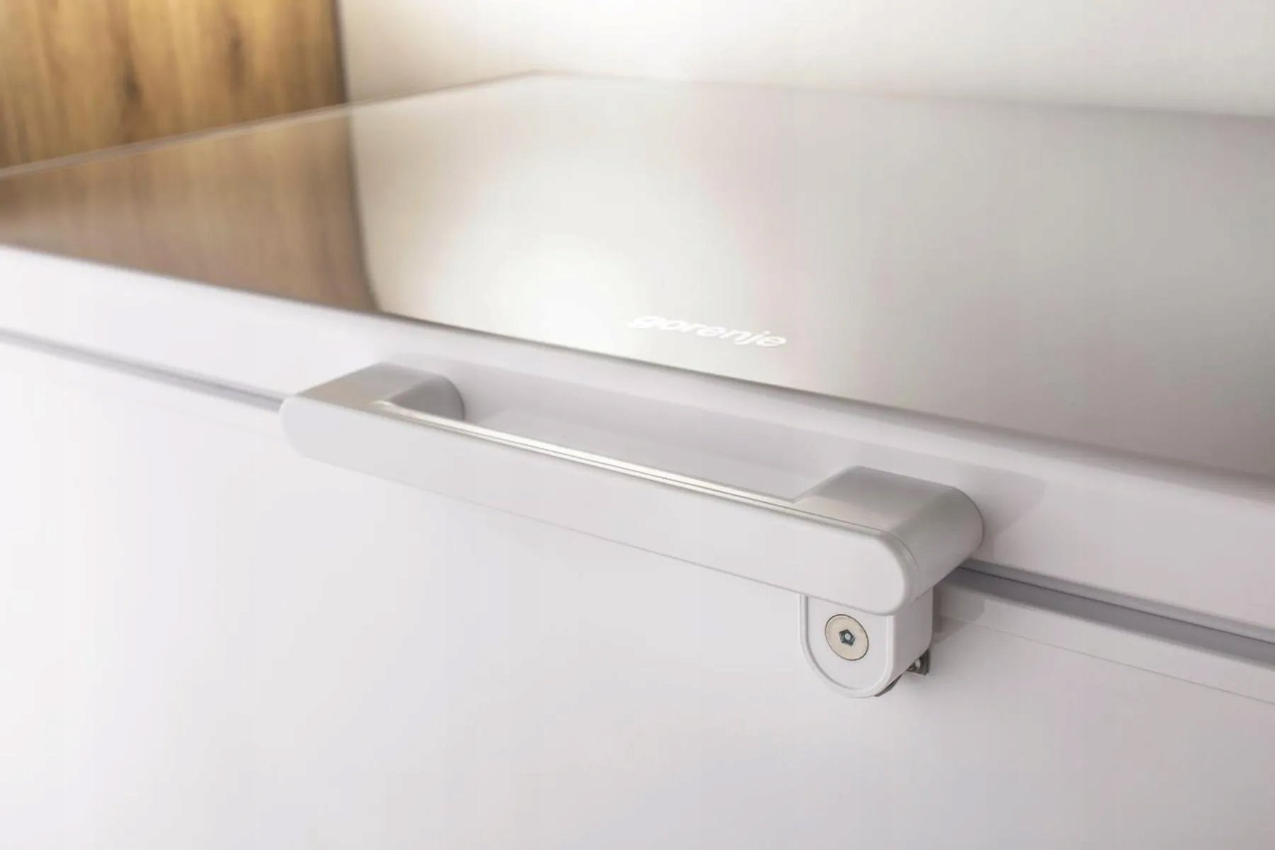 Funkcje dodatkowe – Zamykanie na kluczyk i oświetlenie LED