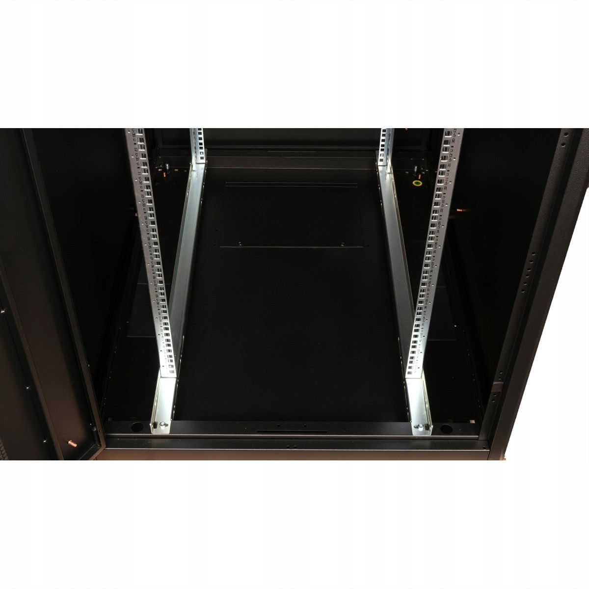 Strategicznie rozmieszczone wloty kablowe dla łatwej instalacji