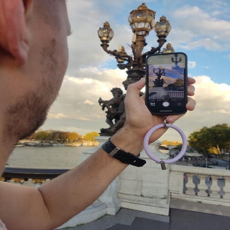 Wygodne noszenie telefonu na nadgarstku