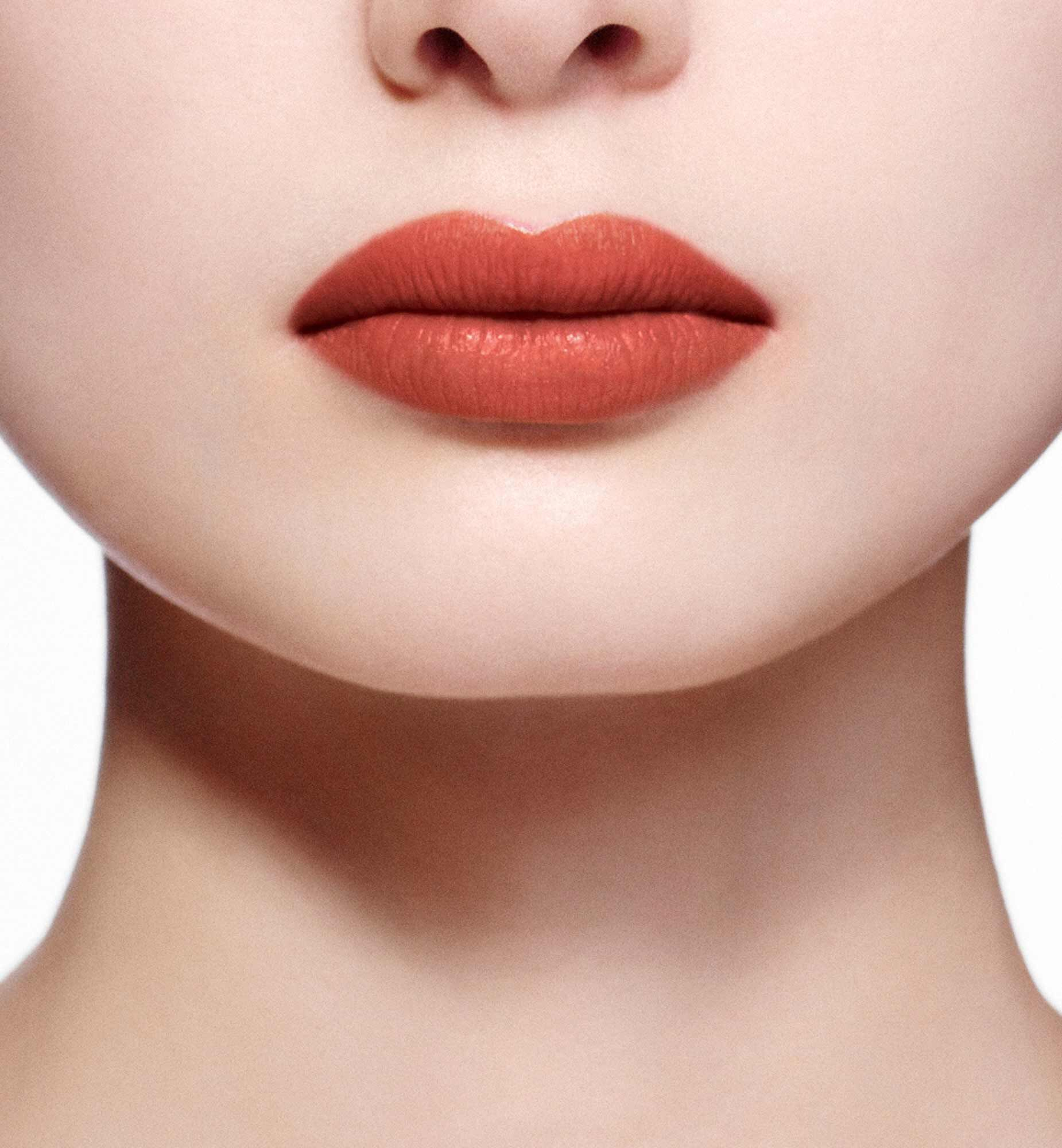 Właściwości nawilżające i regenerujące balsamu do ust