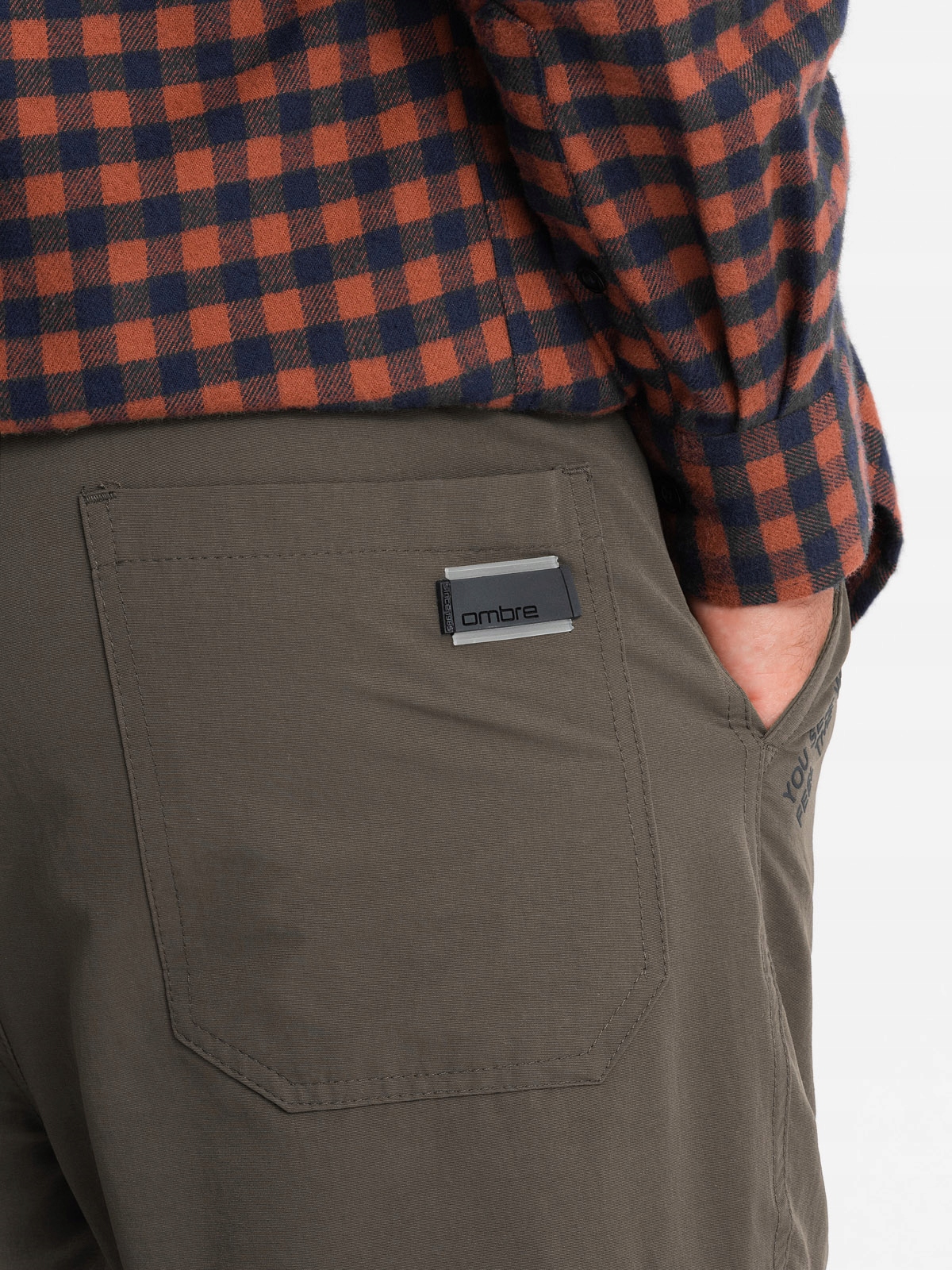 Modny design – Ciemnooliwkowy kolor i nowoczesny fason