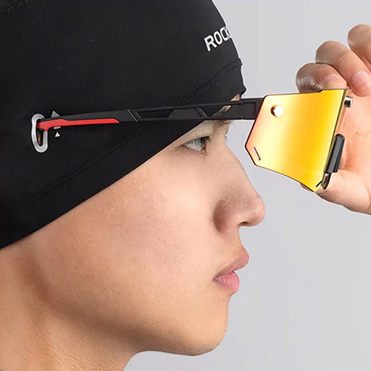 Mężczyzna noszący czapkę kolarską Rockbros YPP037 zakładający okulary
