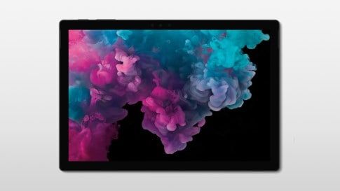 Czarny komputer Surface Pro 6 w trybie tabletu
