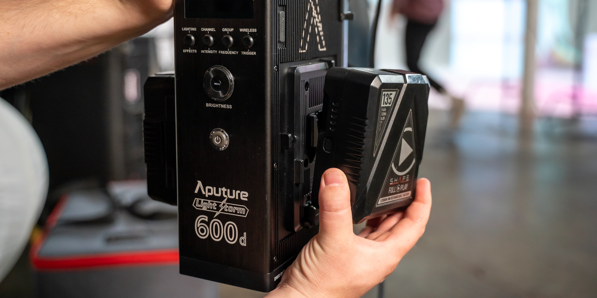 Lampa LED Aputure Light Storm LS 600d - V-mount - Wiele sposobów zasilania