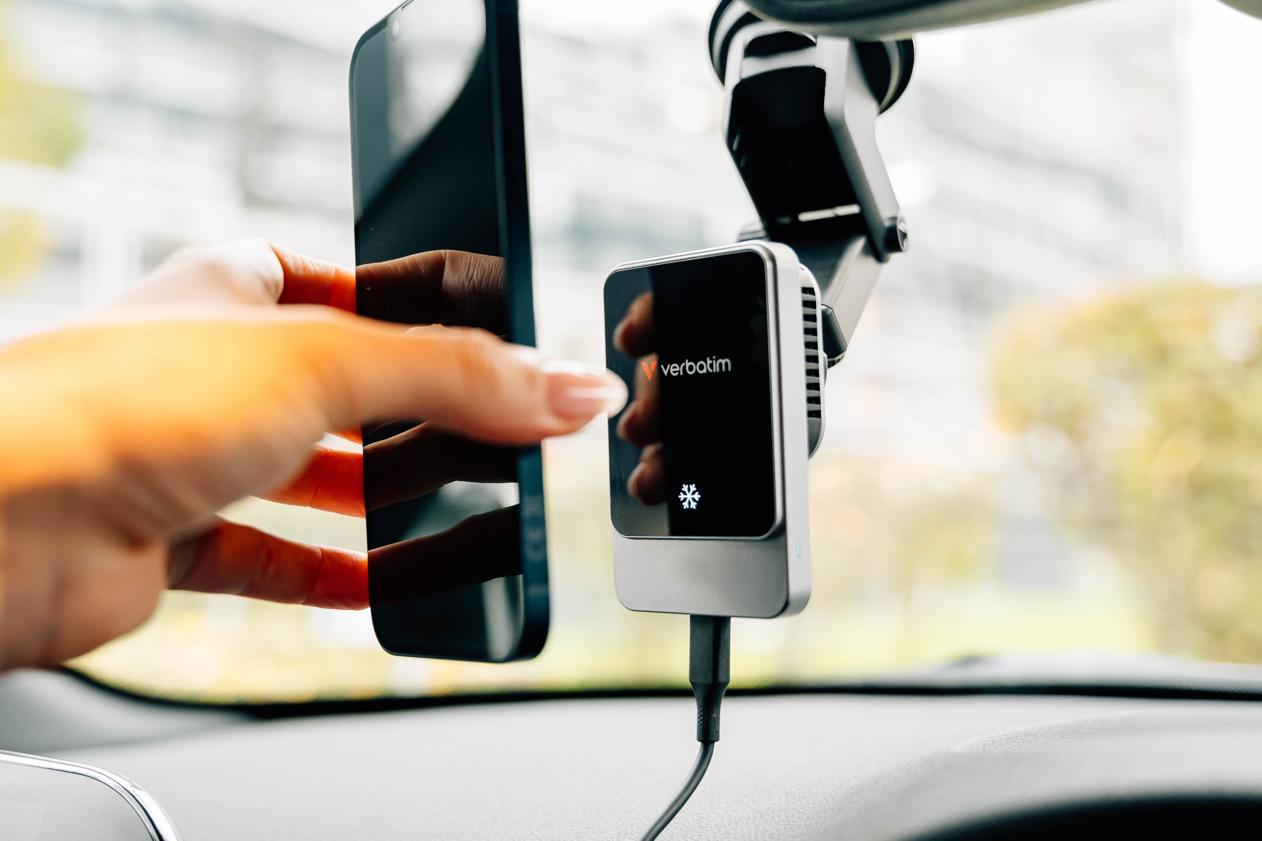 Uchwyt do telefonu Verbatim z ładowarką indukcyjną – Nowoczesne rozwiązanie dla Twojego samochodu