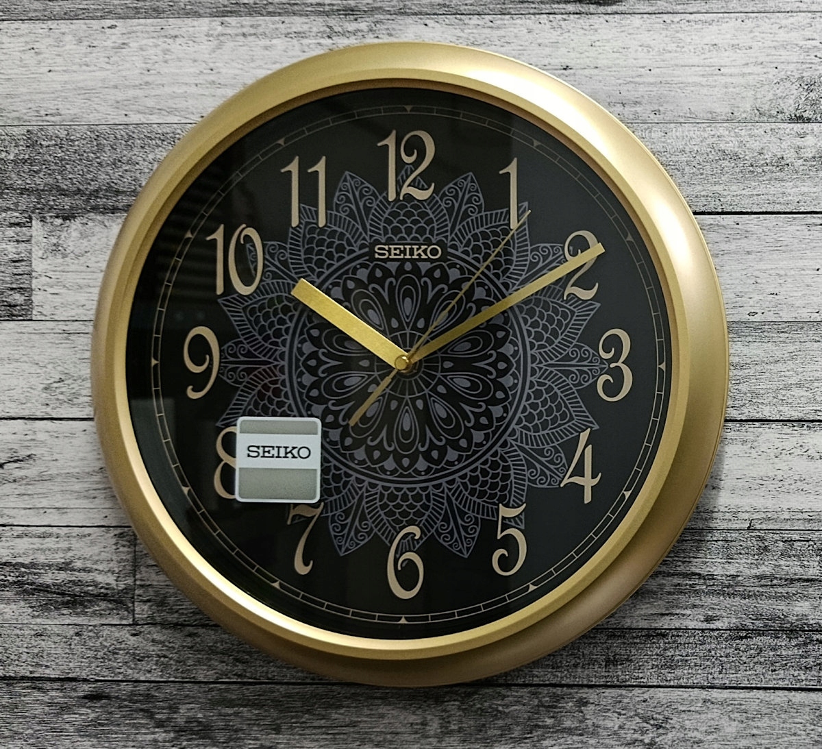 Klasyczny design z czytelną czarną tarczą