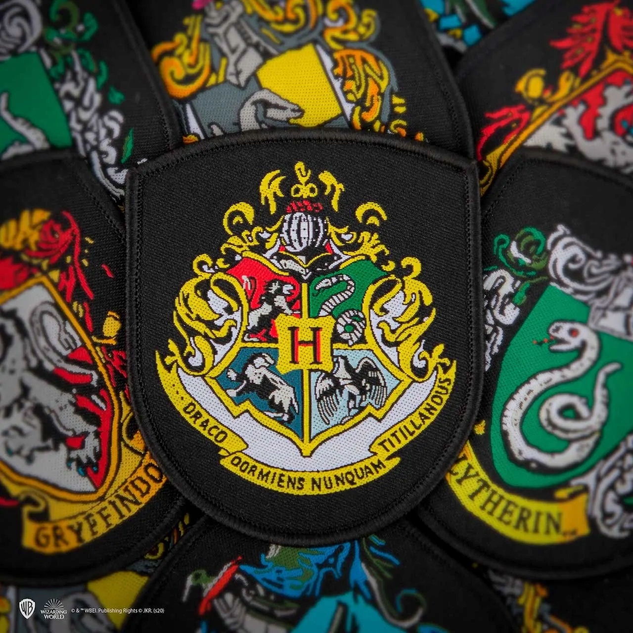 Zawartość zestawu: Gryffindor, Slytherin, Hufflepuff, Ravenclaw i Hogwarts