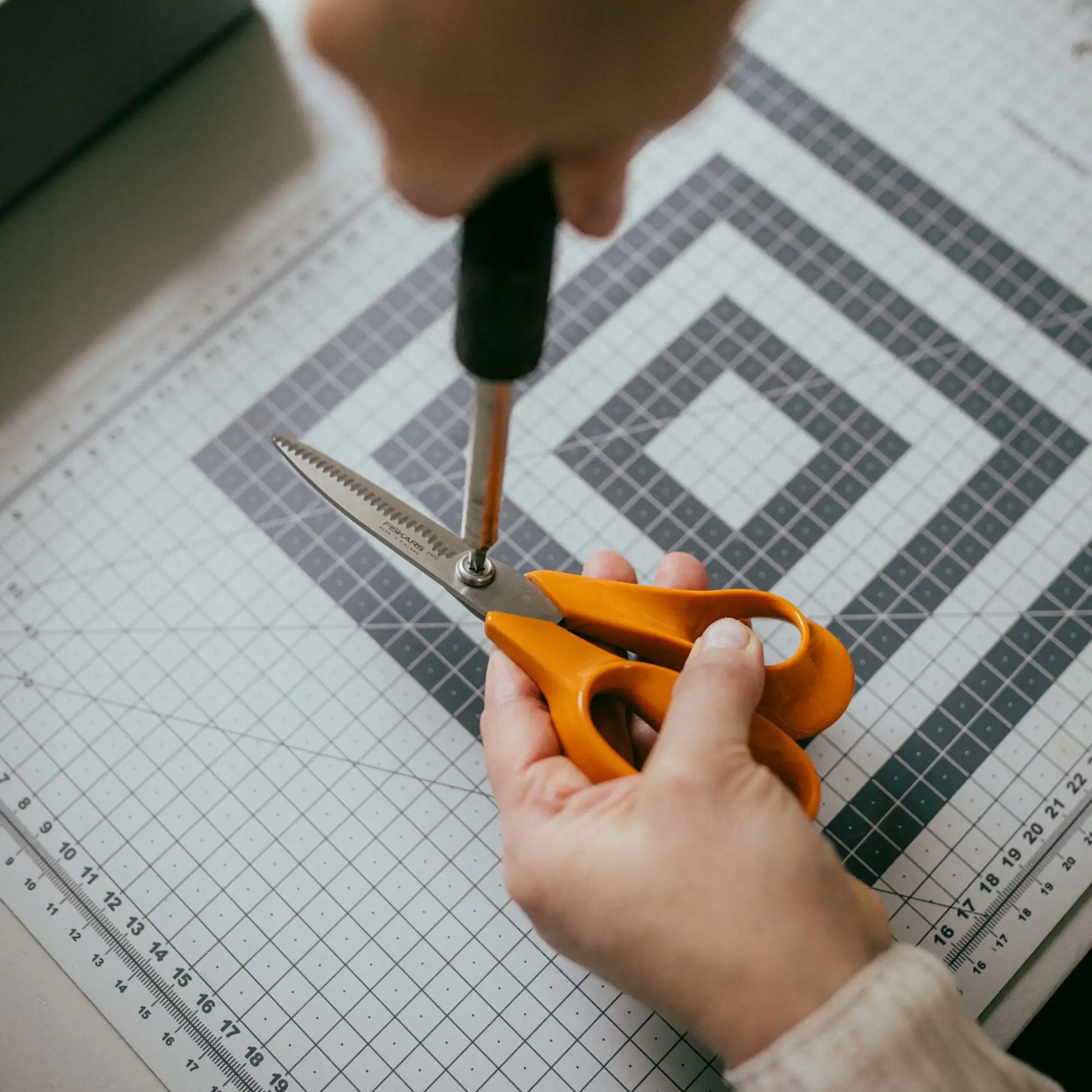 Wysokiej jakości stal nierdzewna i ząbkowane ostrze