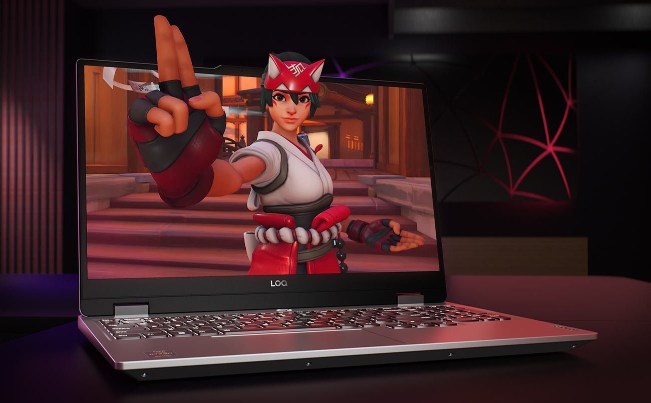 Otwarty laptop LOQ 15ARP9, na ekranie duża postać z gry komputerowej