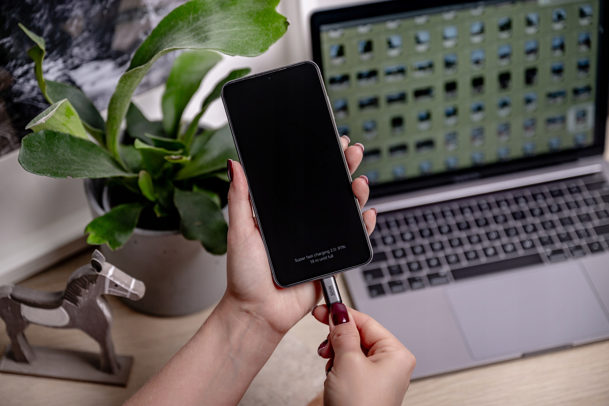 Kabel Newell USB-C - USB-C 240 W - 2 m, grafitowy – Szybkie i bezpieczne ładowanie
