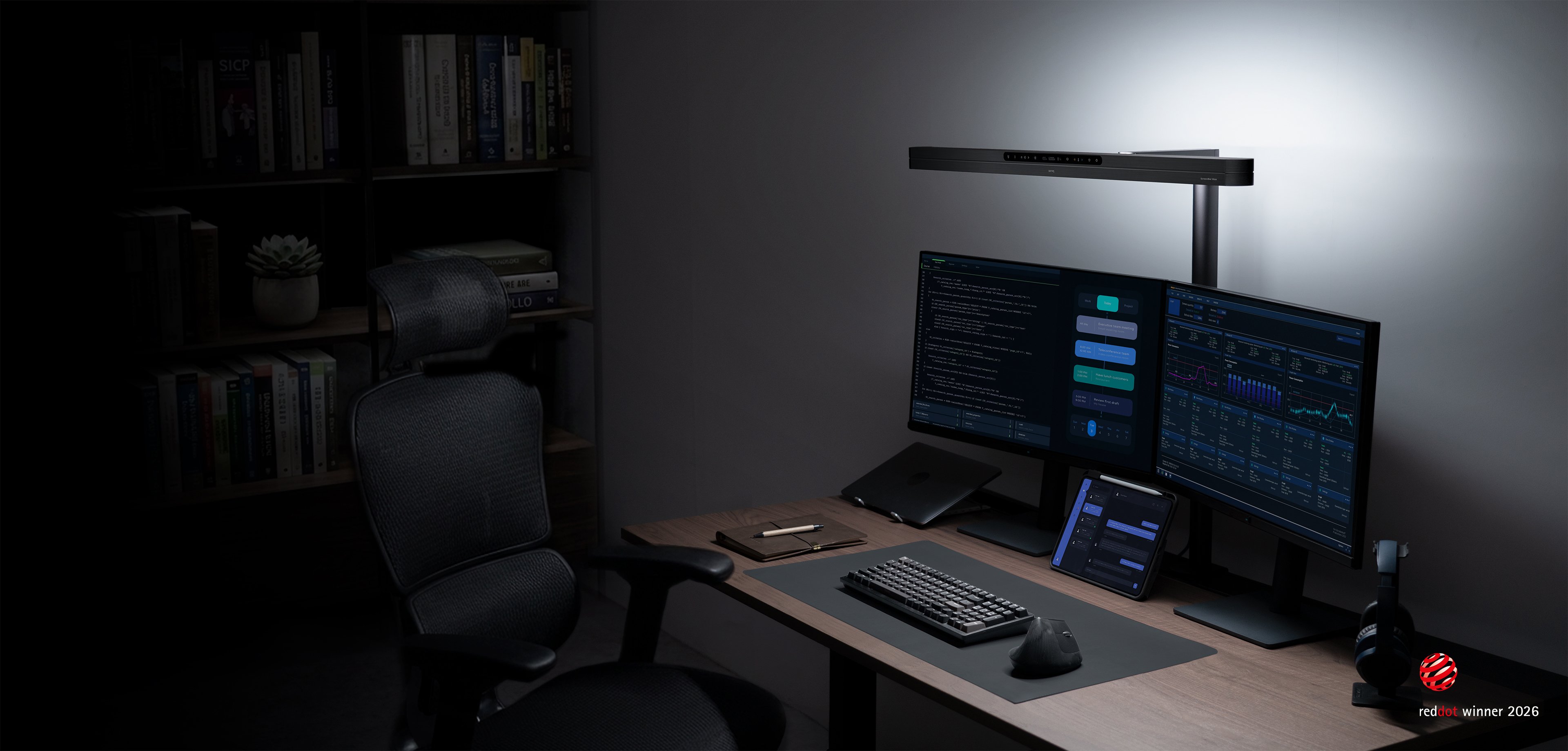 Lampă de birou BenQ ScreenBar Max pe o stație de lucru cu două monitoare