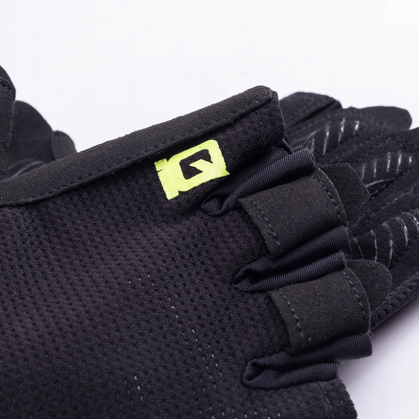 Pętelki ułatwiające ściąganie rękawic po treningu