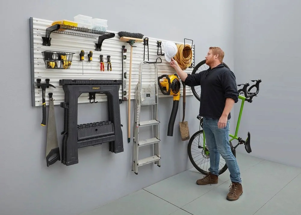 Wytrzymała konstrukcja z antypoślizgowym wykończeniem