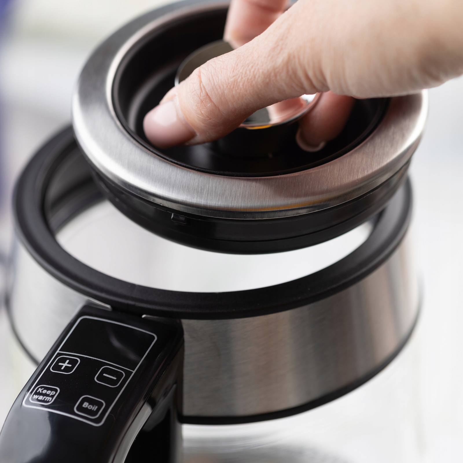 Ergonomiczny design – Uchwyt i obrotowa podstawa 360°
