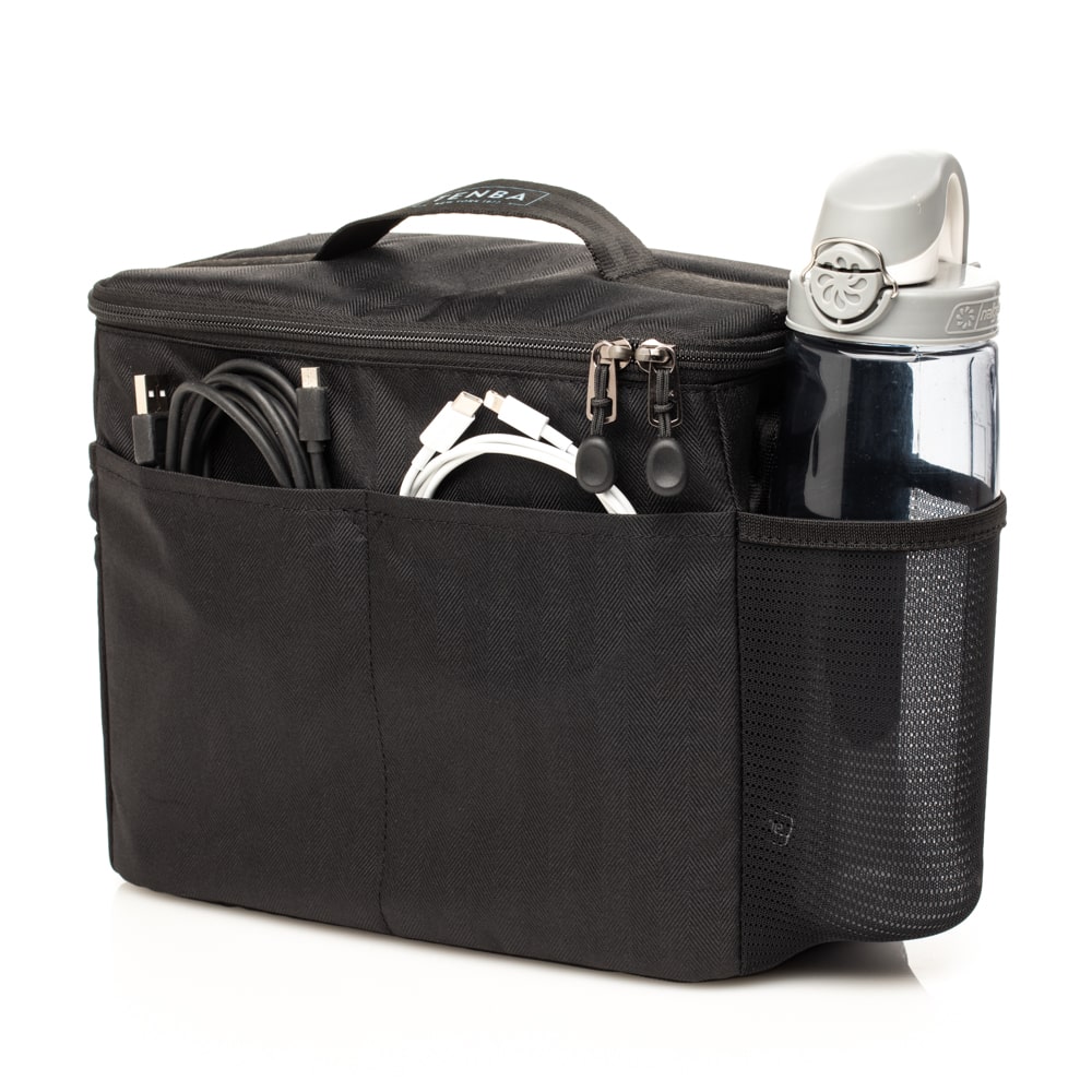 Organizacja akcesoriów w praktycznych kieszeniach