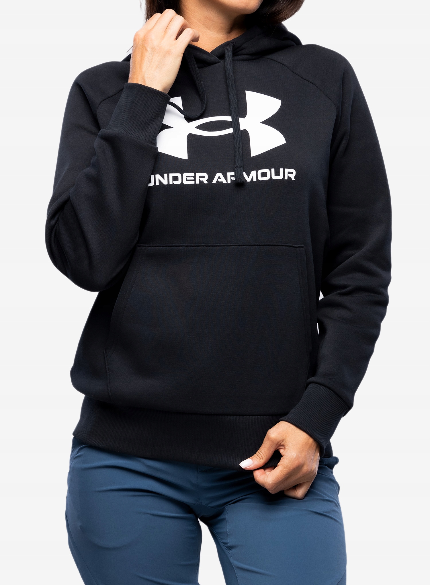 Funkcjonalne kieszenie kangurki i zintegrowany kaptur