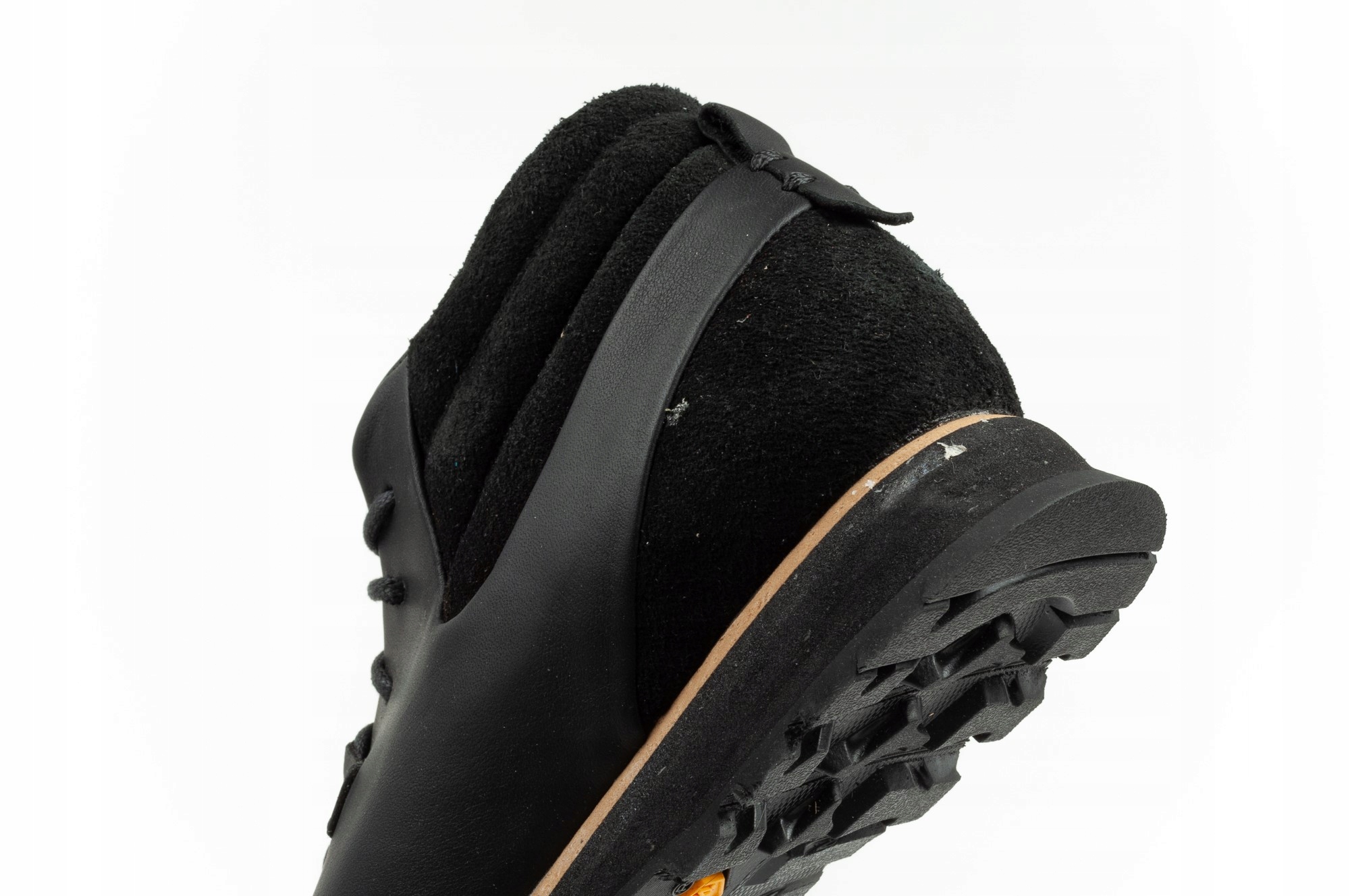 Wytrzymałe materiały – Skóra naturalna* i podeszwa Vibram*