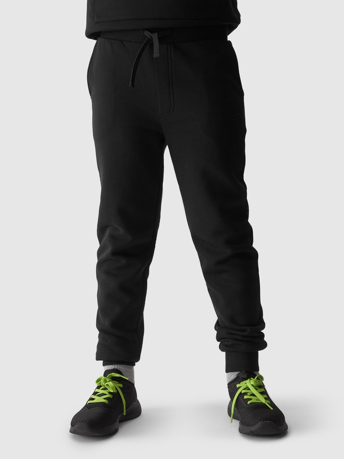 Wygodny krój regular z elastycznym ściągaczem