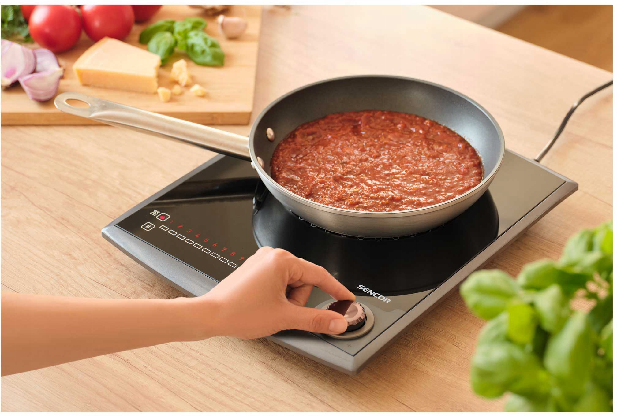 Wydajność i moc – 2000W dla szybkiego gotowania