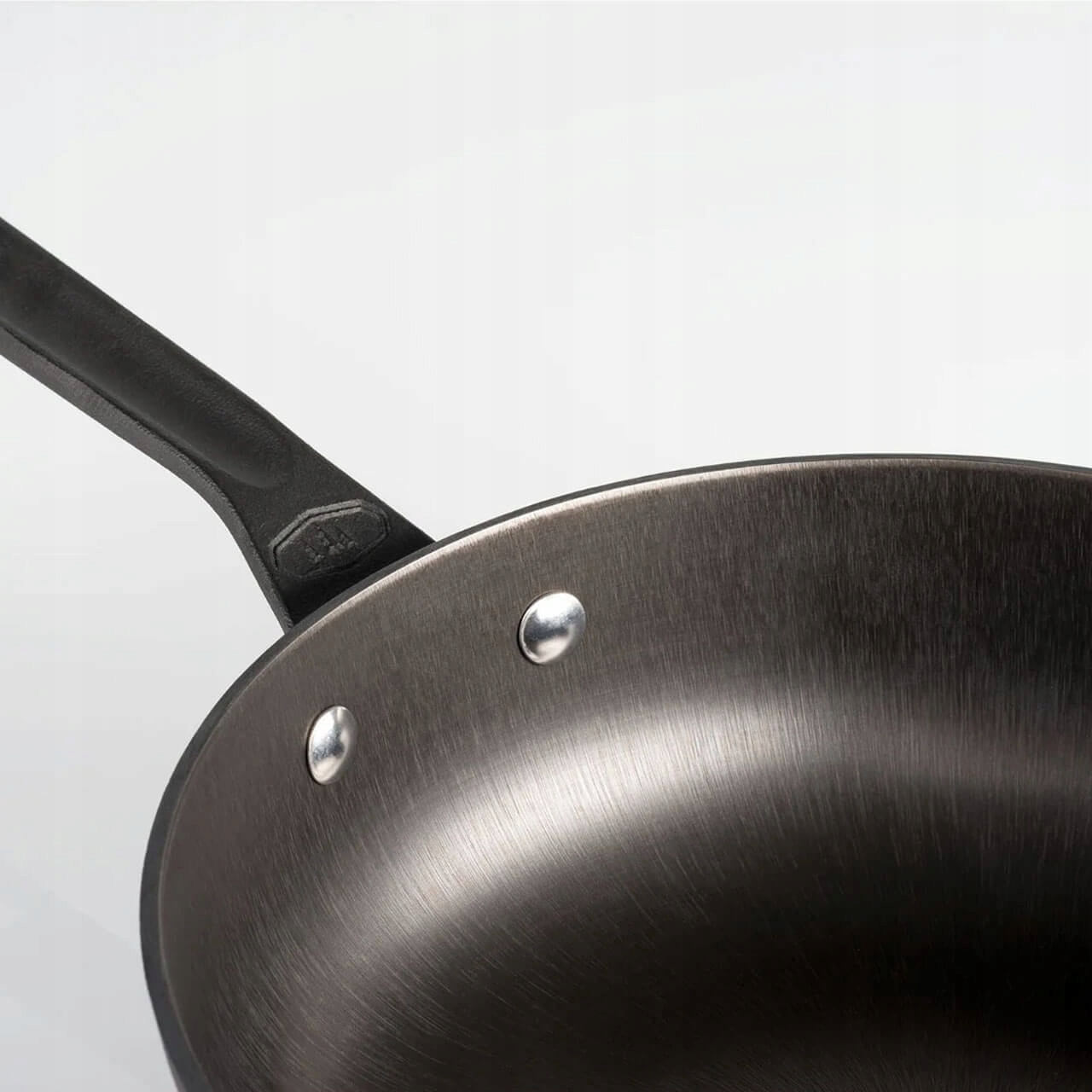 Wygodne uchwyty i samoczynnie nagrzewająca się pokrywka – Ułatwienie w gotowaniu