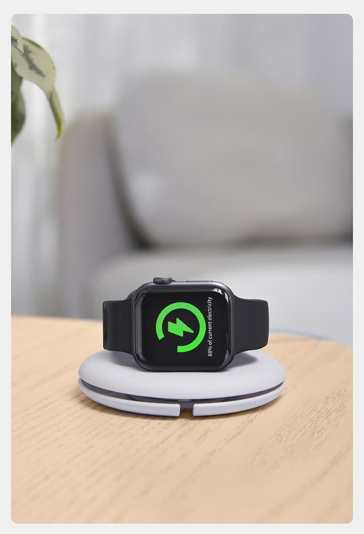 AppleWatch ładowany na organizerze Baseus.