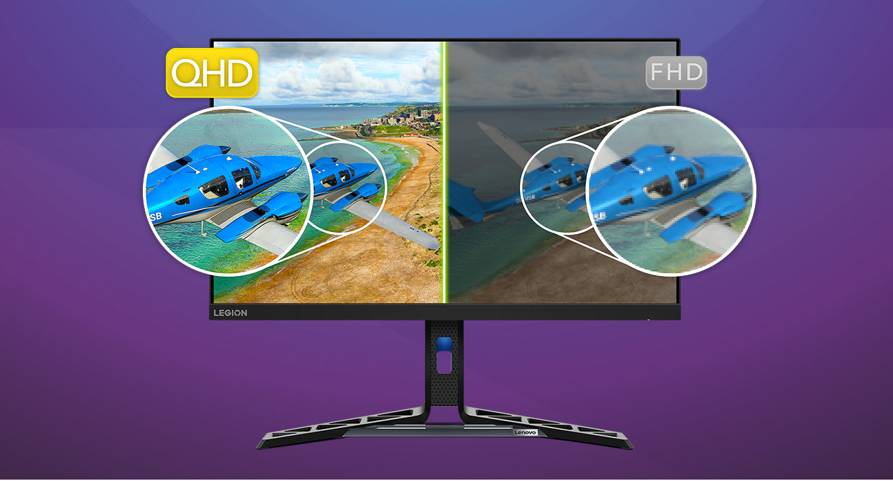 Na ekranie monitora Lenovo R27q-30 kolorowa grafika z niebieskim samolotem, która prezentuje wysoką jakość obrazu QHD w porównaniu do rozdzielczości FHD 