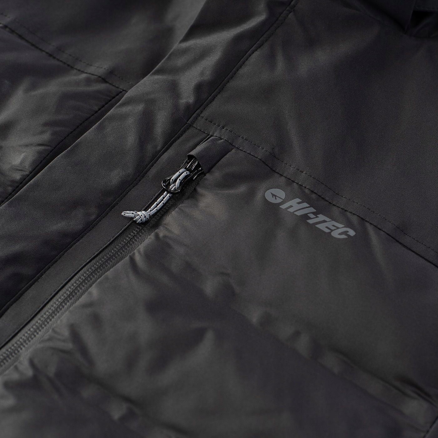 Praktyczne kieszenie i regulowany kaptur