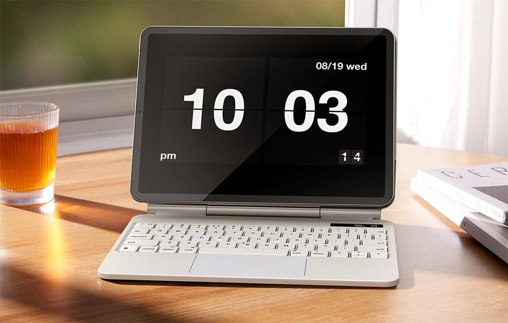 iPad umieszony jest w etui Baseus i wyświetla się na nim godzina oraz data. 