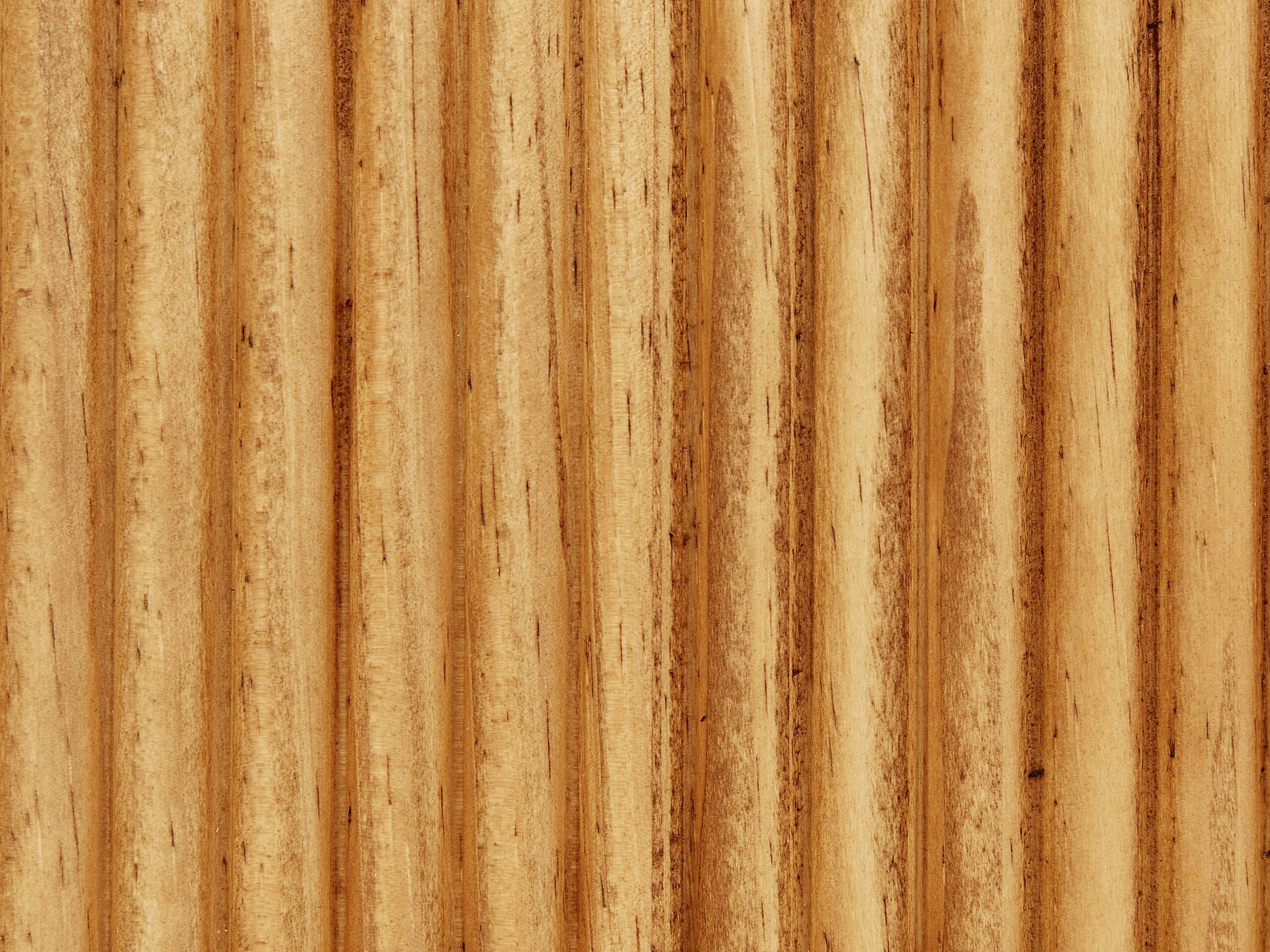 Wysokiej jakości drewno sosnowe i stalowe nogi