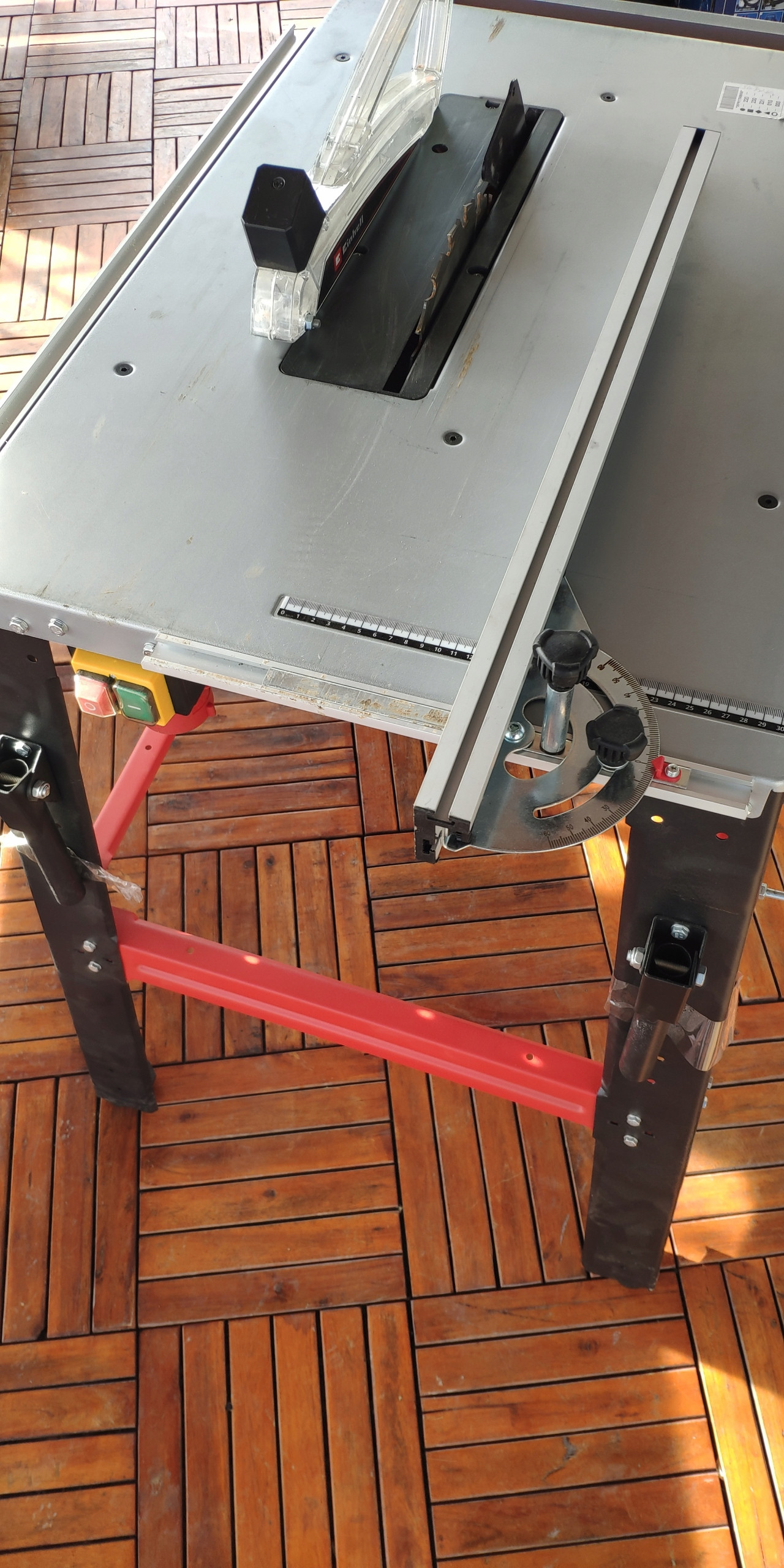 Bezpieczeństwo pracy dzięki przezroczystej osłonie brzeszczotu