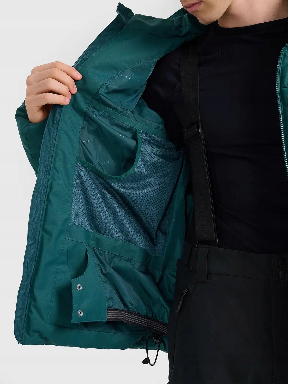 Praktyczne kieszenie na akcesoria i gogle