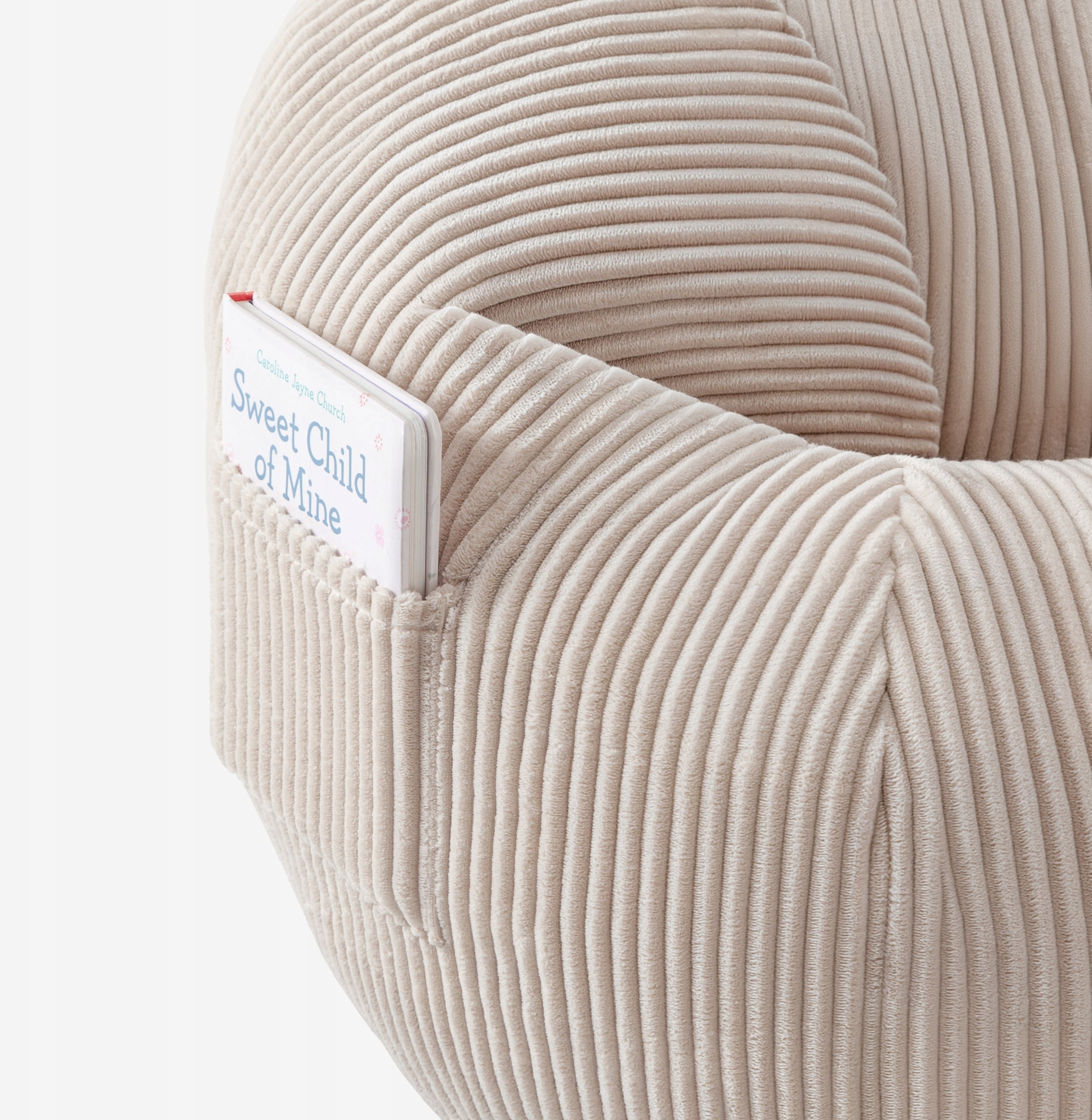 Roomy pocket – everything at your fingertips