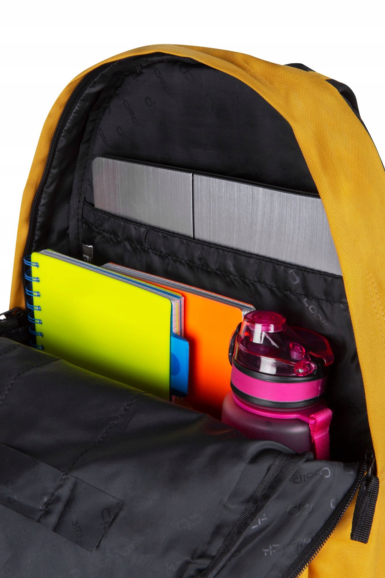 Wielokomorowy design z miejscem na laptopa