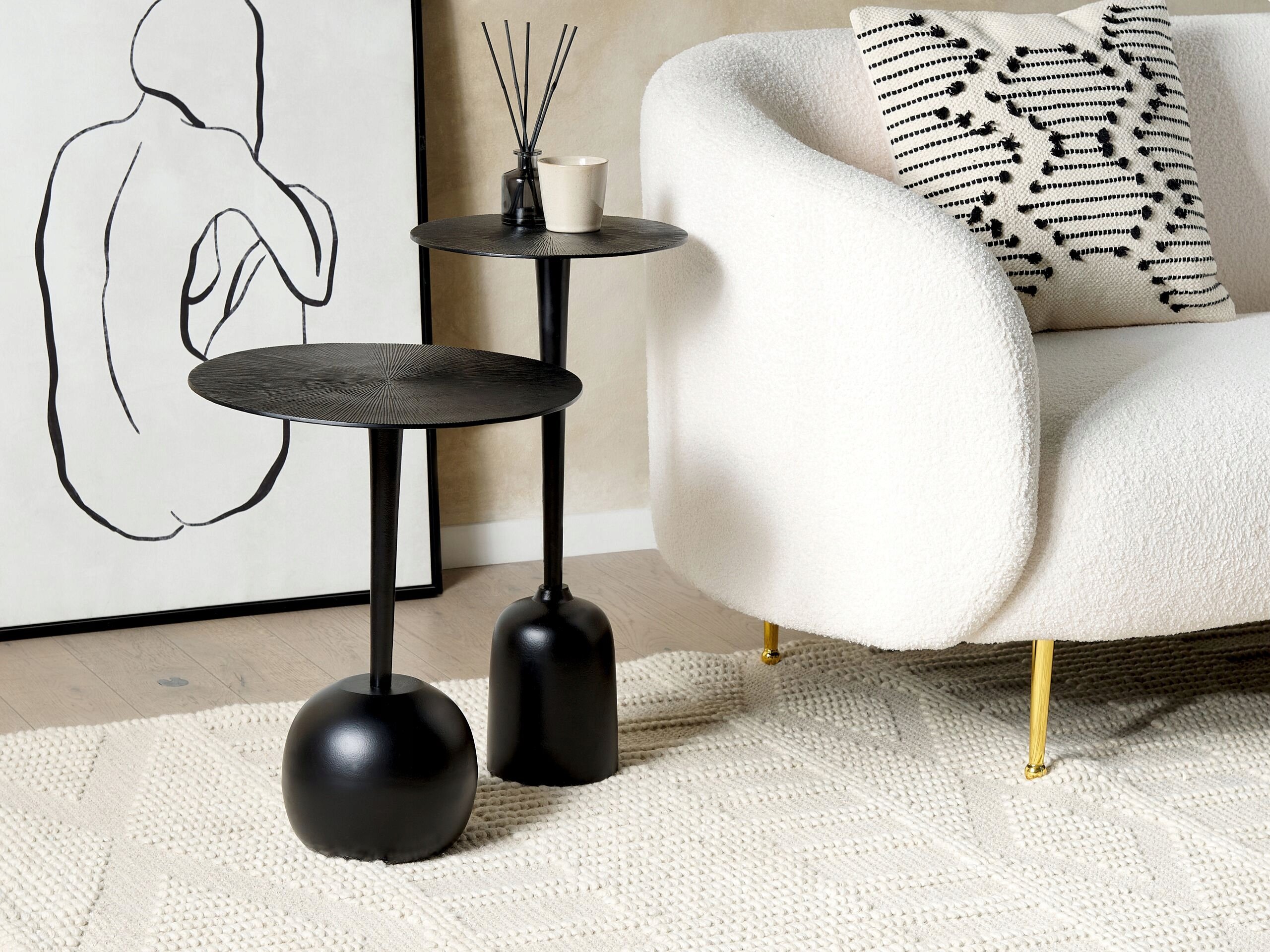 Stolik pomocniczy metalowy czarny SELWYN – Elegancja i funkcjonalność w Twoim salonie