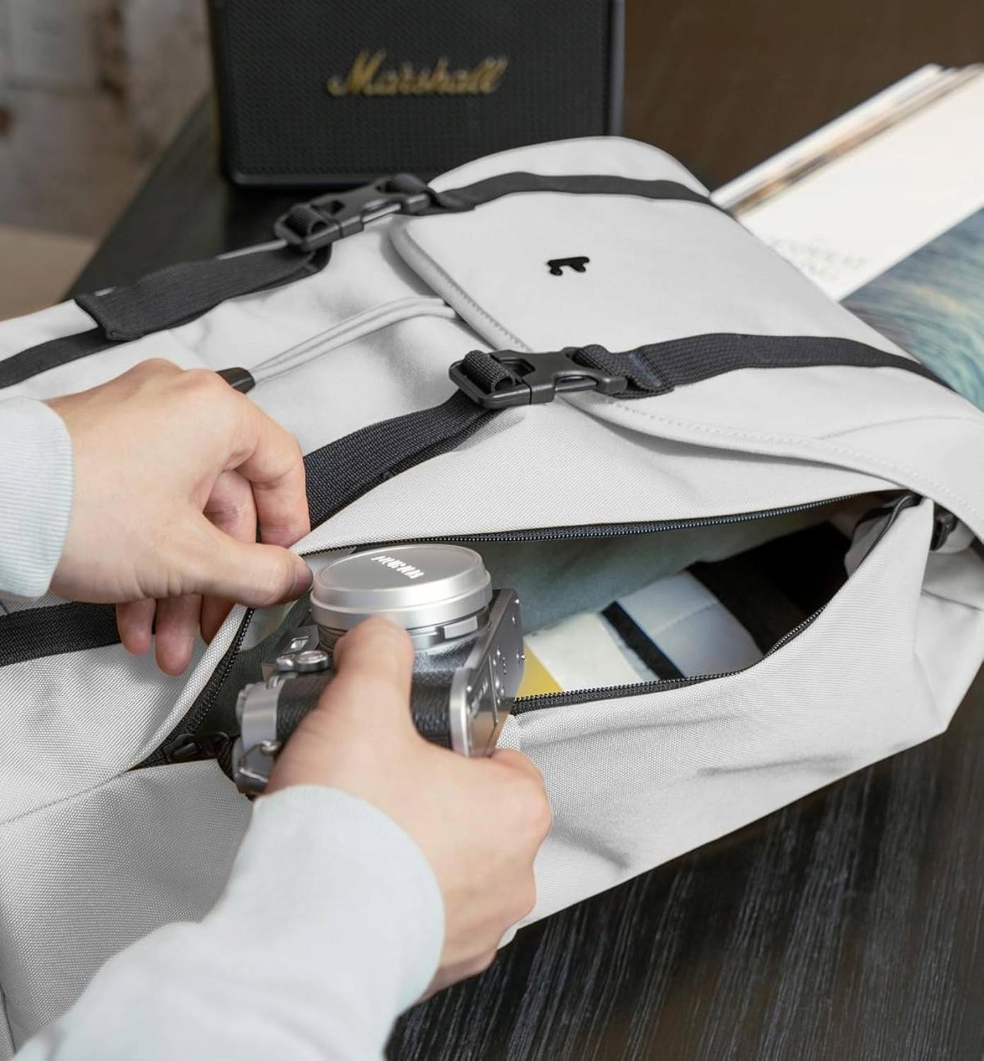 Uchwyt do transportu i system mocowania na walizkach