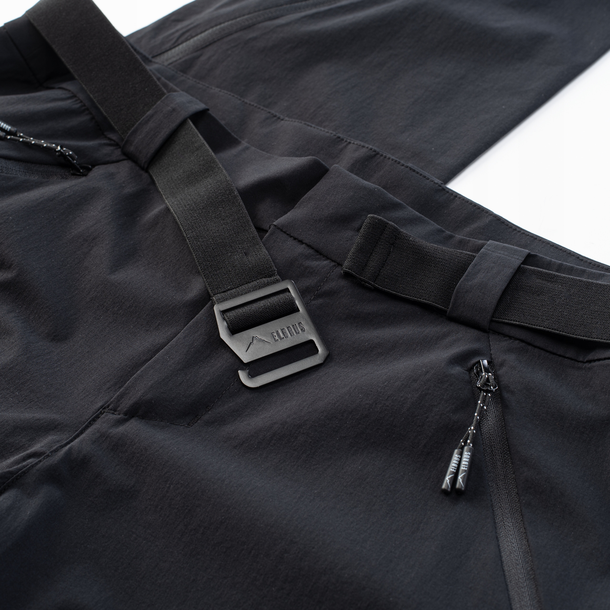 Praktyczne kieszenie zapinane na suwaki