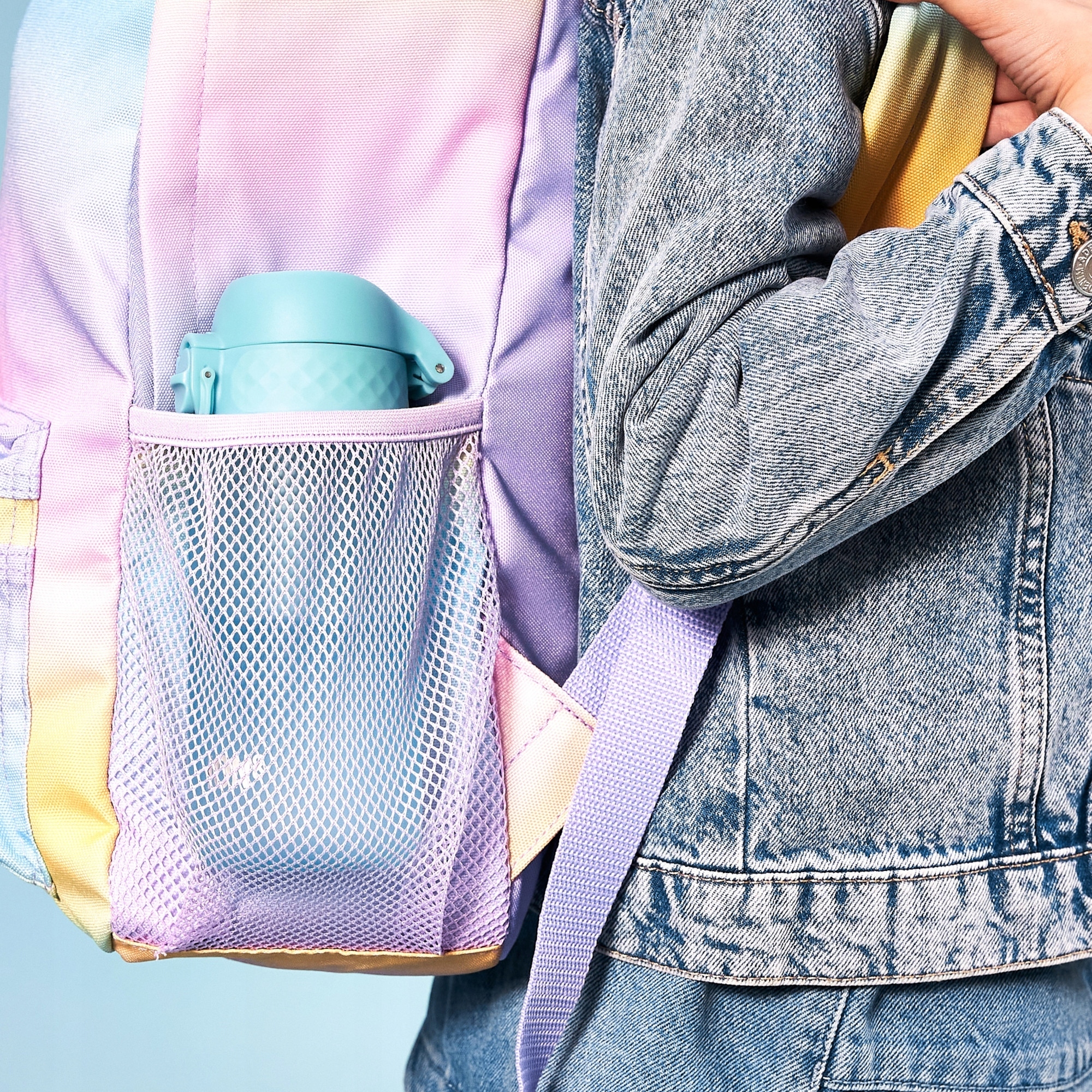 Przyjazna w podróży – Zintegrowany uchwyt i kompaktowe wymiary