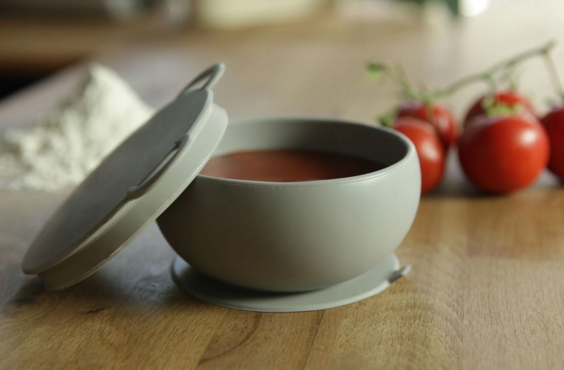 Zintegrowana przyssawka zapobiegająca przesuwaniu miseczki