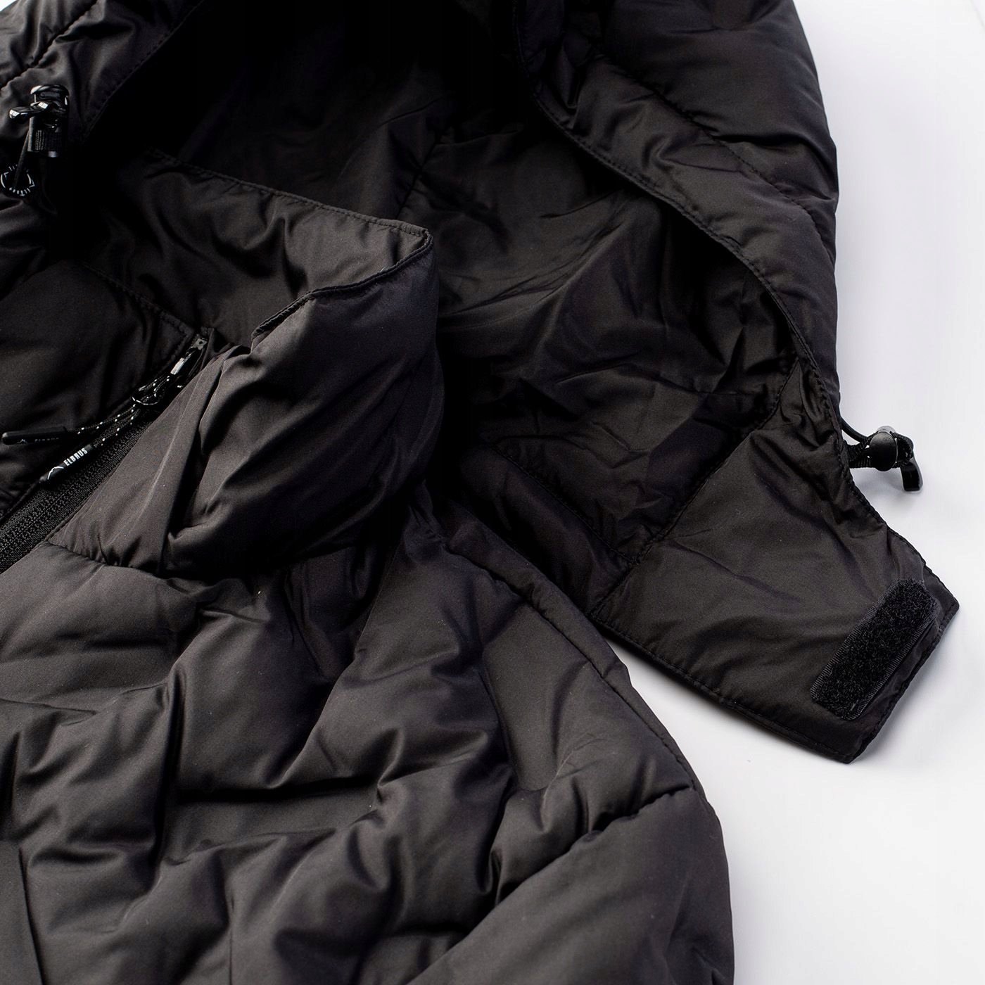 Funkcjonalność z odpinanym kapturem i zamkiem SBS®