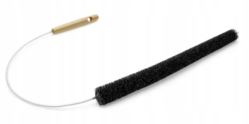 Stylowy design – Czarne akcesorium z metalowymi elementami