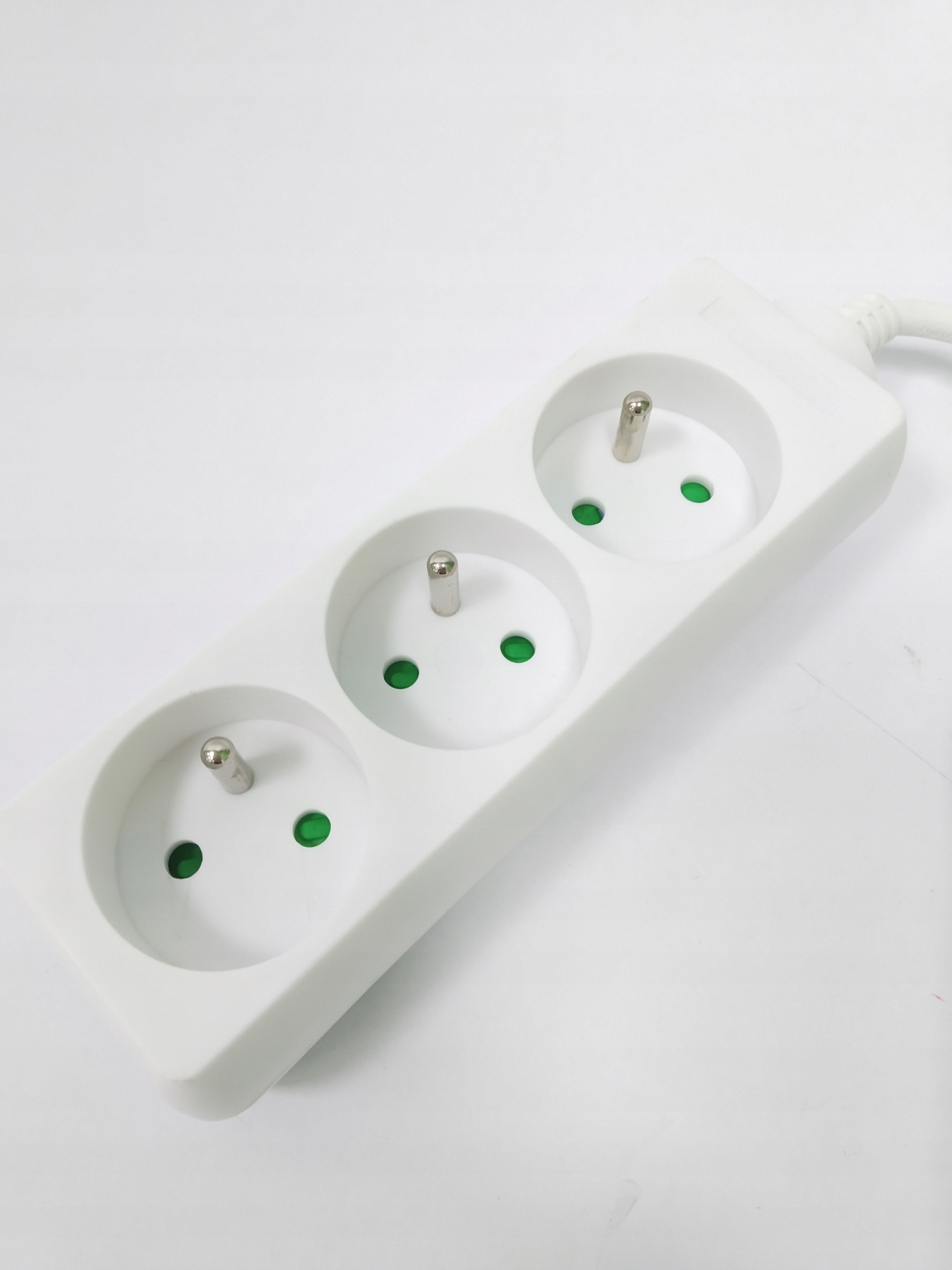 Trzy gniazda sieciowe – Wygodne podłączenie wielu urządzeń