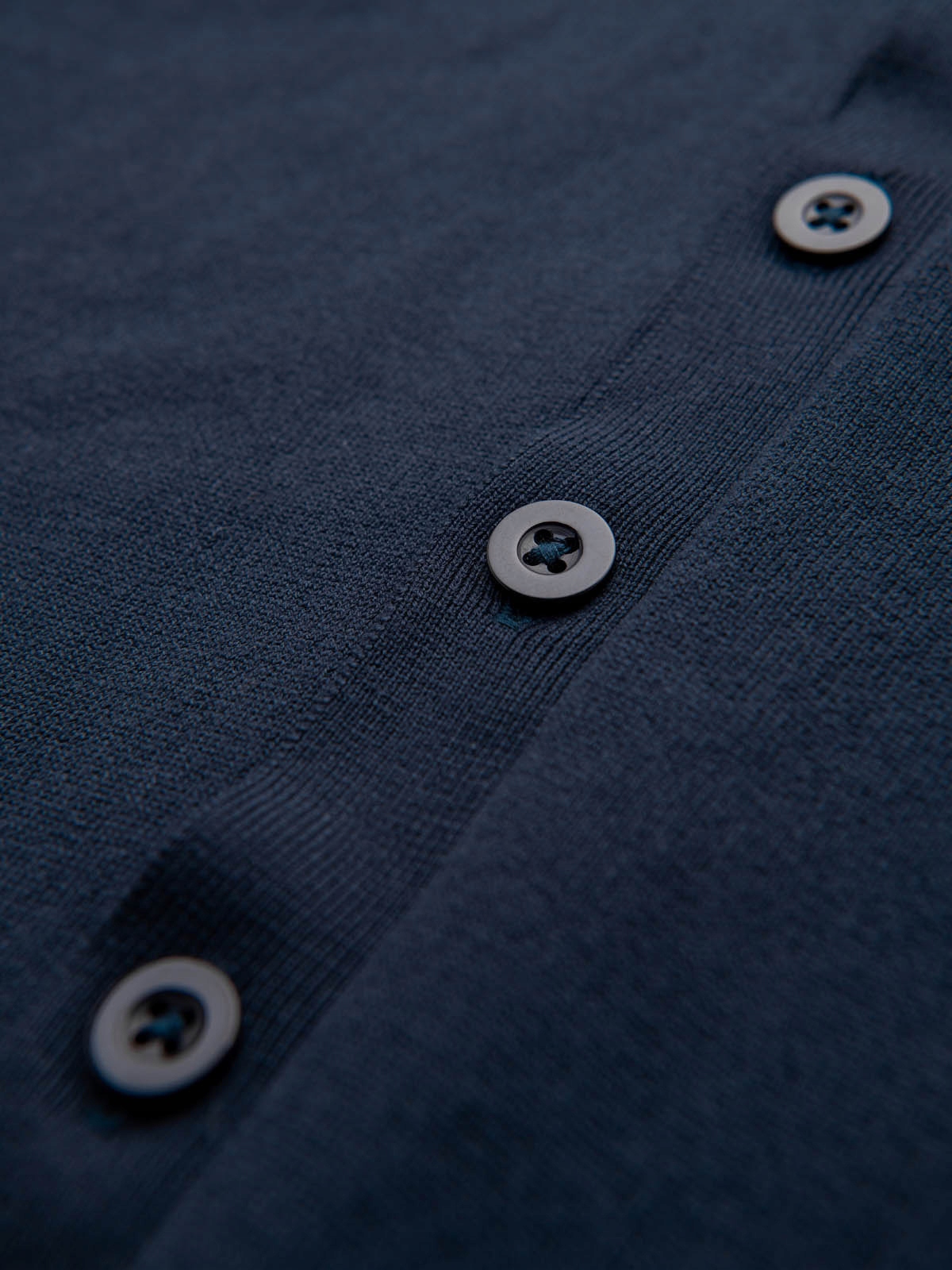 Stylowy dekolt V i rozpinane zapięcie na guziki